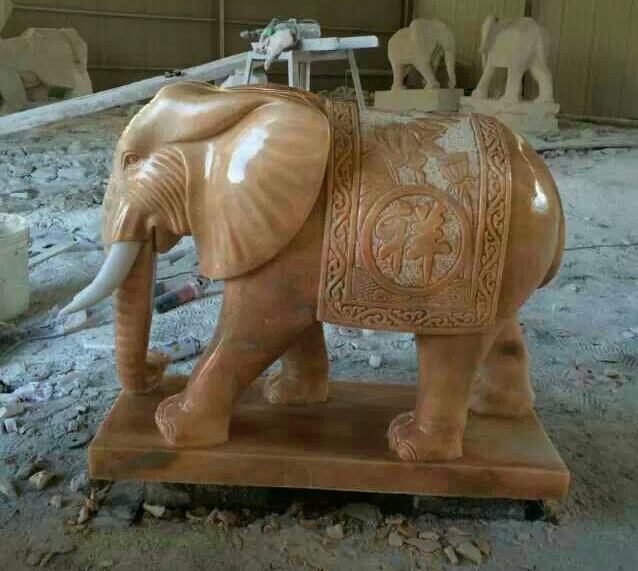 晚霞红石雕大象